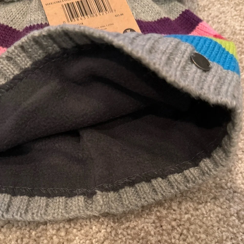 NWT Igloo’s youth girls hat with Pom-Pom’s